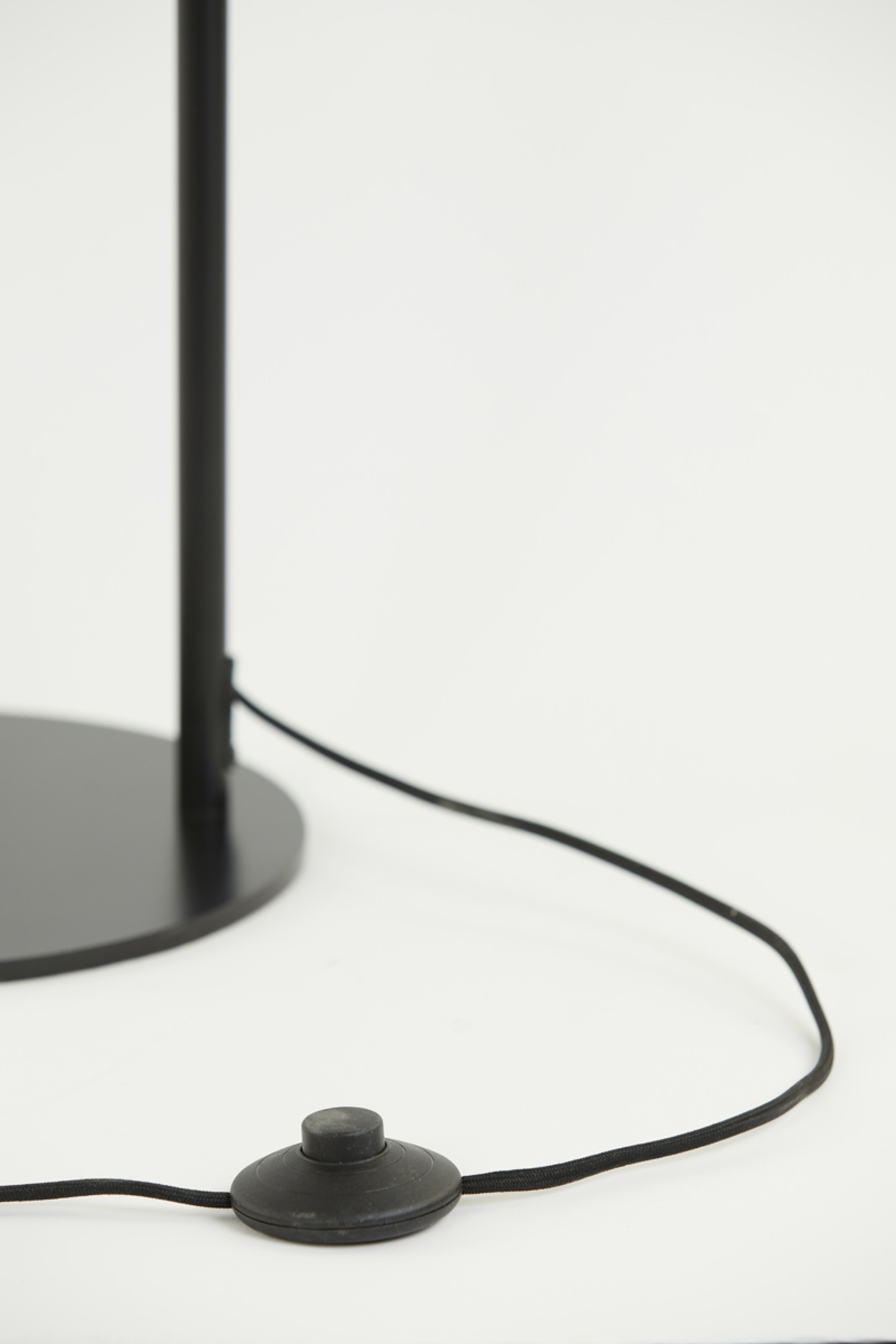 Lampadaire double en métal noir Light & Living Orion – Image 7