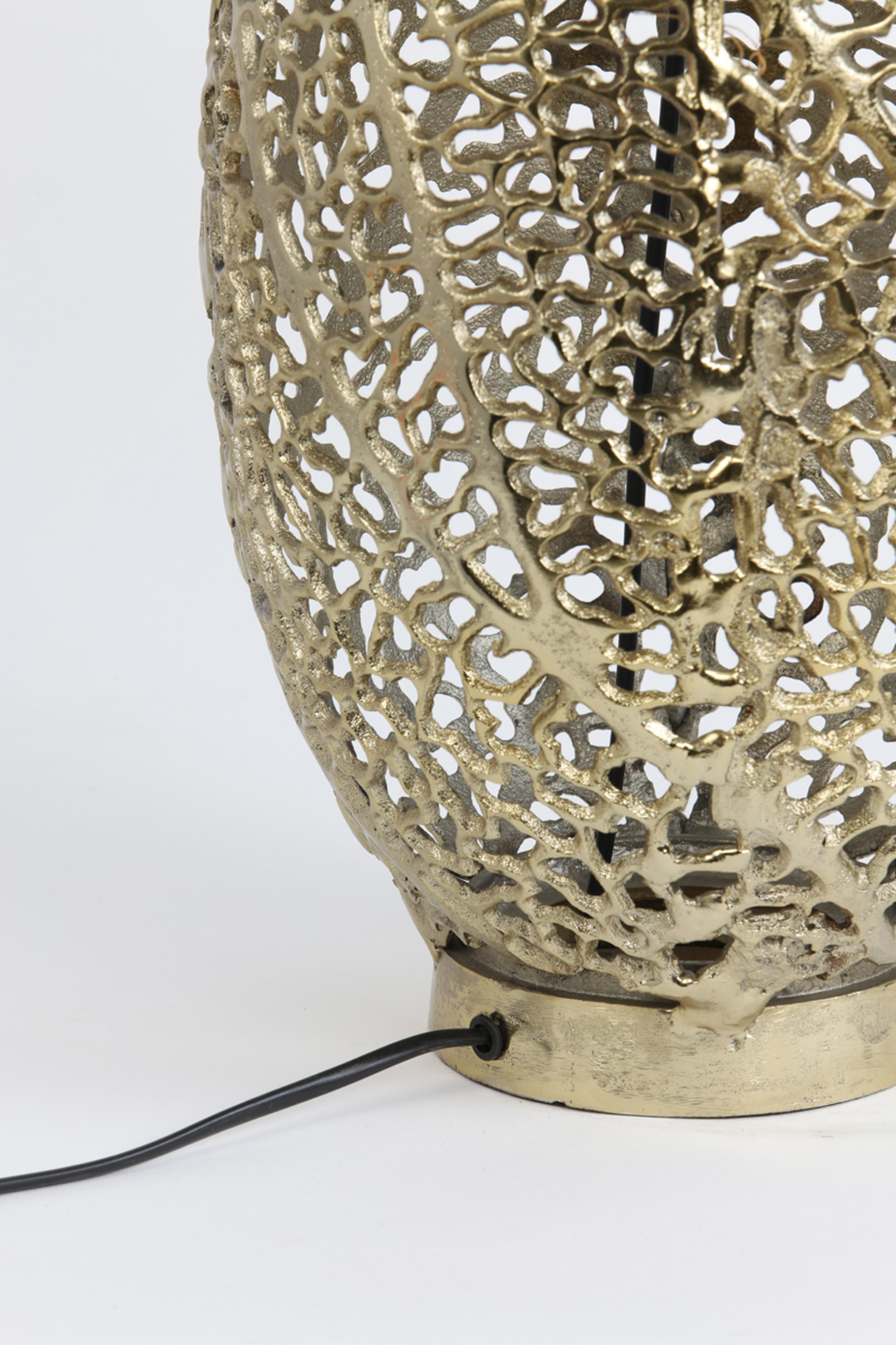 Lampe de table dorée ajourée Light & Living Sinula – Image 6