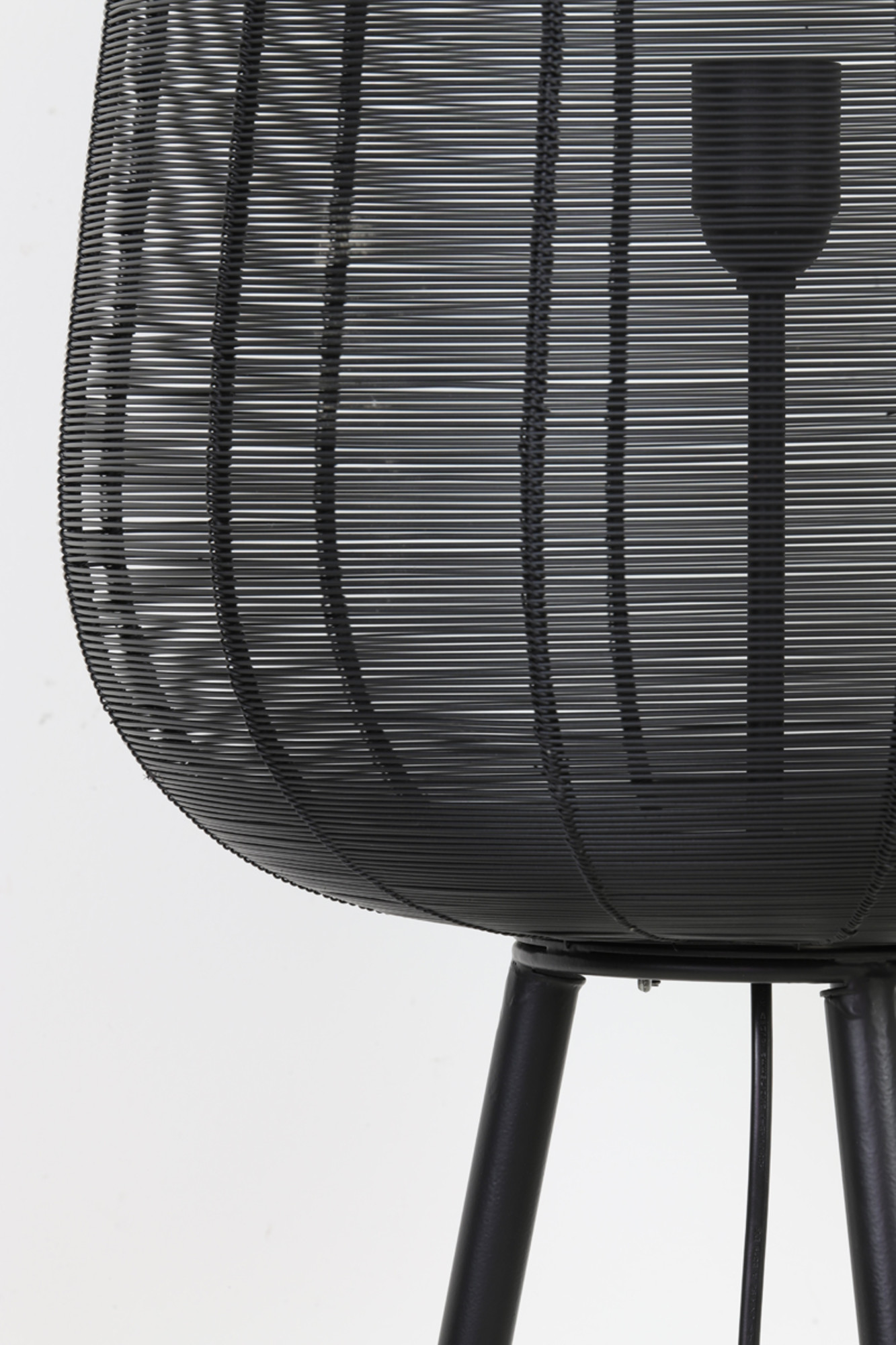 Lampadaire en métal noir de forme cylindrique Light & Living Adeta – Image 7