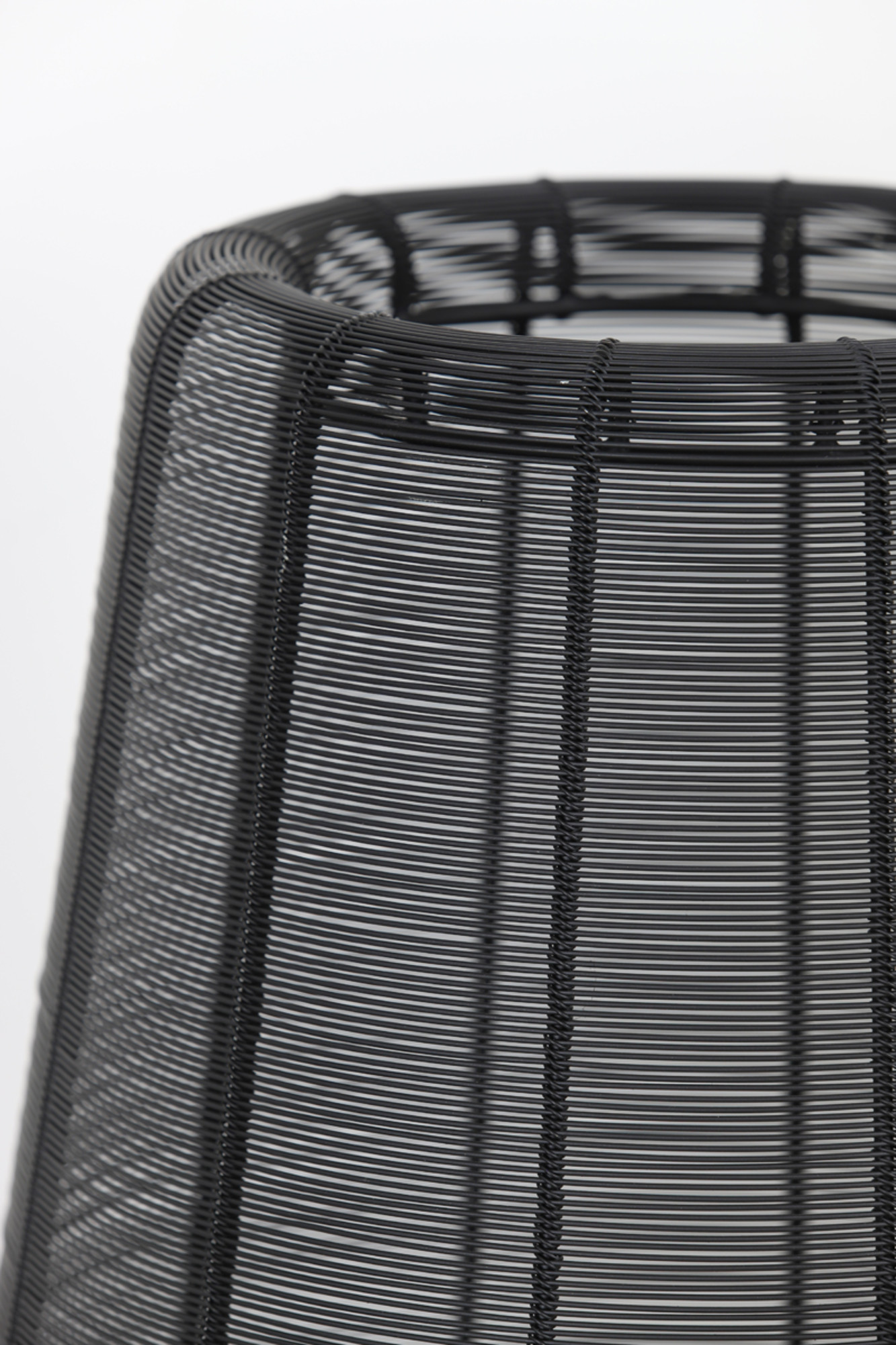 Lampadaire en métal noir de forme cylindrique Light & Living Adeta – Image 8