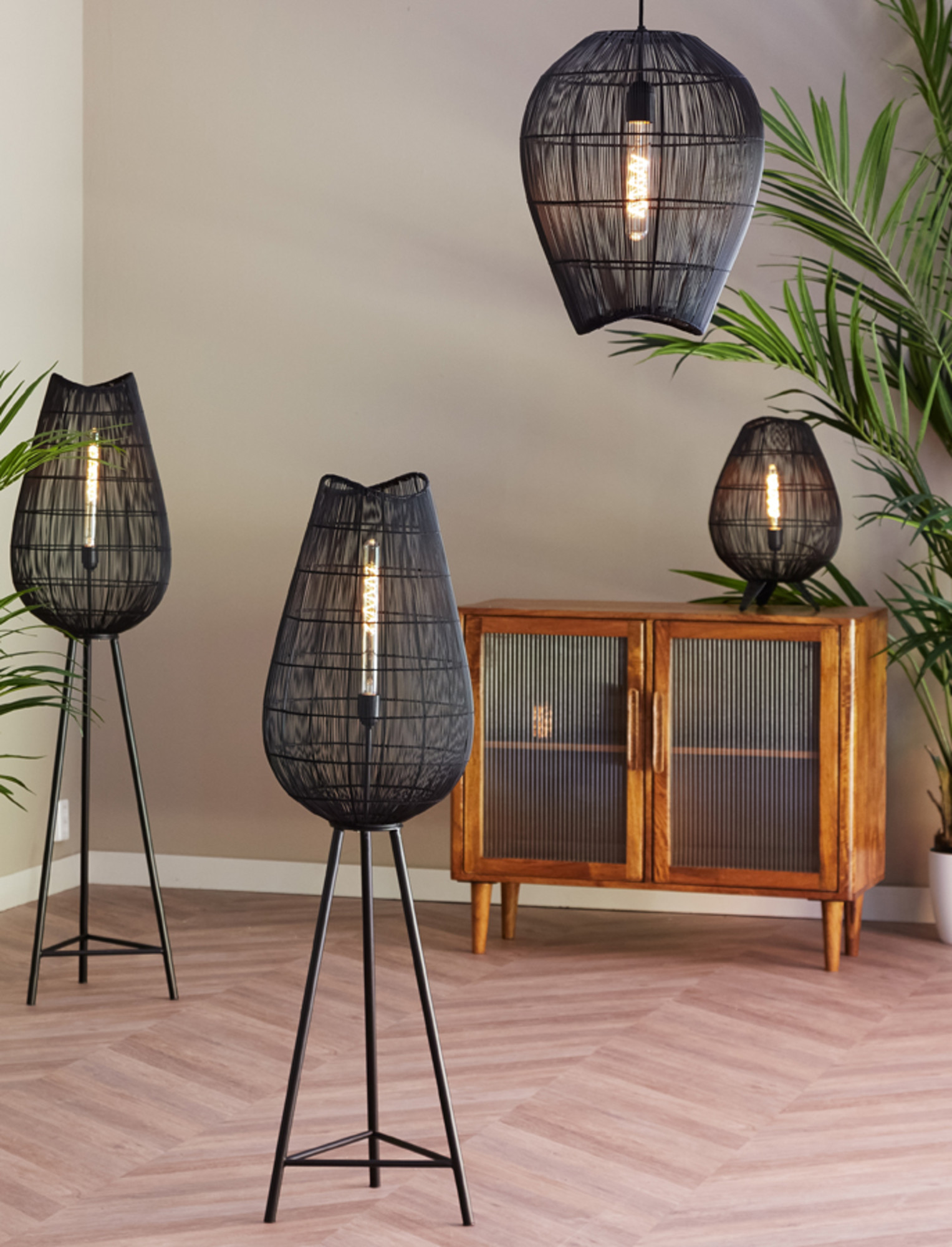 Lampadaire trépied noir avec abat-jour ovale filaire Light & Living Yumi – Image 4