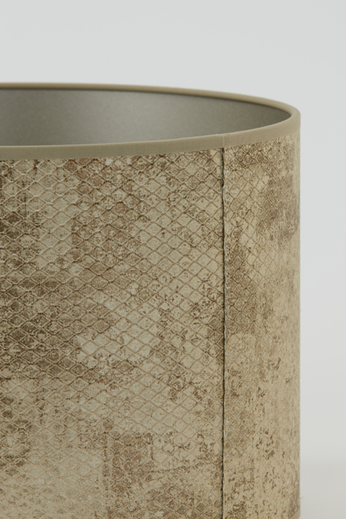 Abat-jour doré à motif métallique Light & Living Novita – Image 4