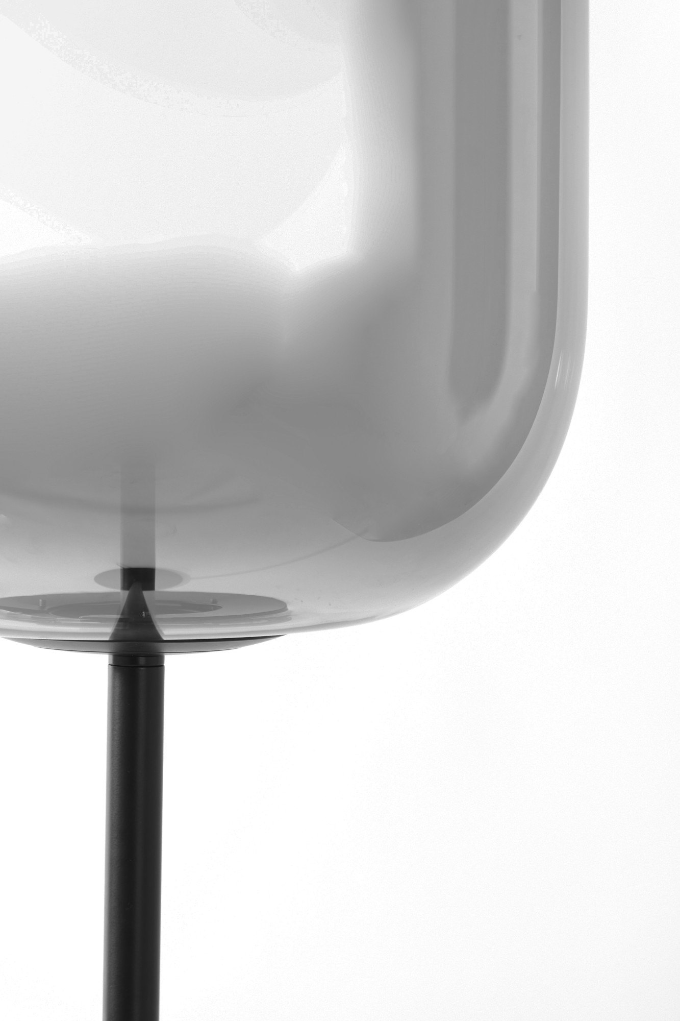 Lampadaire simple avec globe en verre fumé Light & Living Julia – Image 4