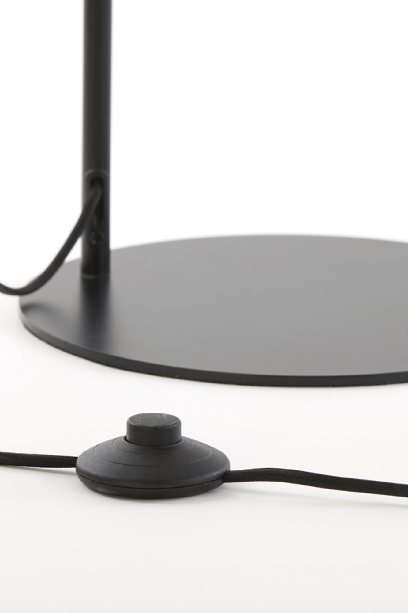 Lampadaire avec globe en verre fumé gris Light & Living Subar – Image 6