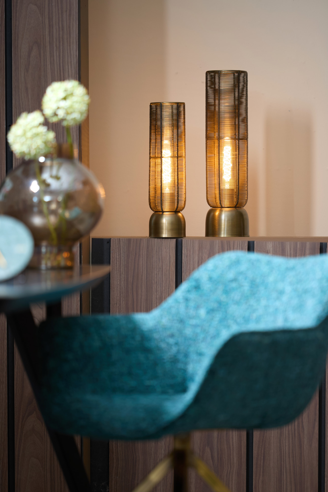 Lampe de table moderne en métal doré filaire Light & Living Lezuza – Image 4