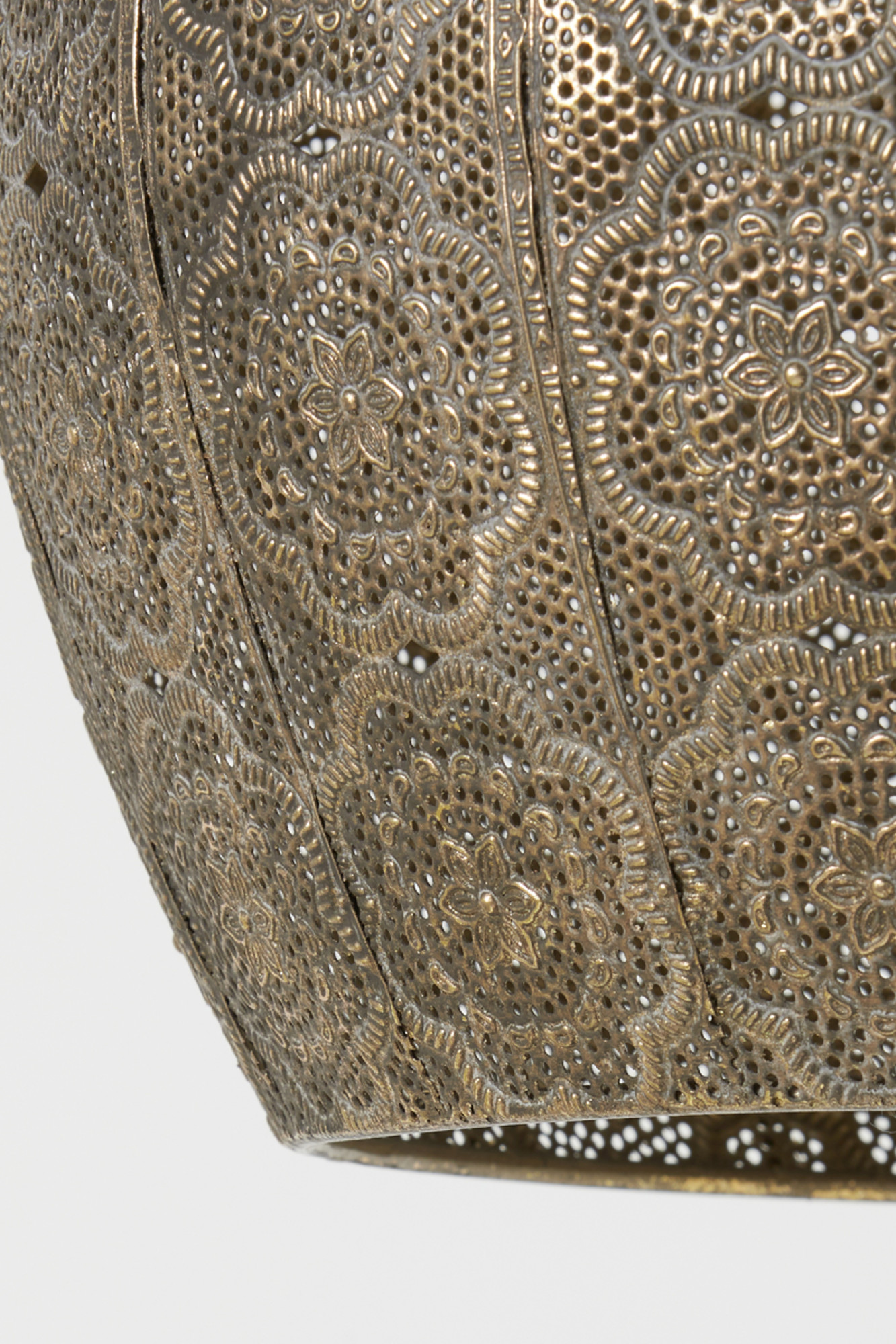 Suspension en métal perforé couleur bronze Light & Living Emine – Image 9