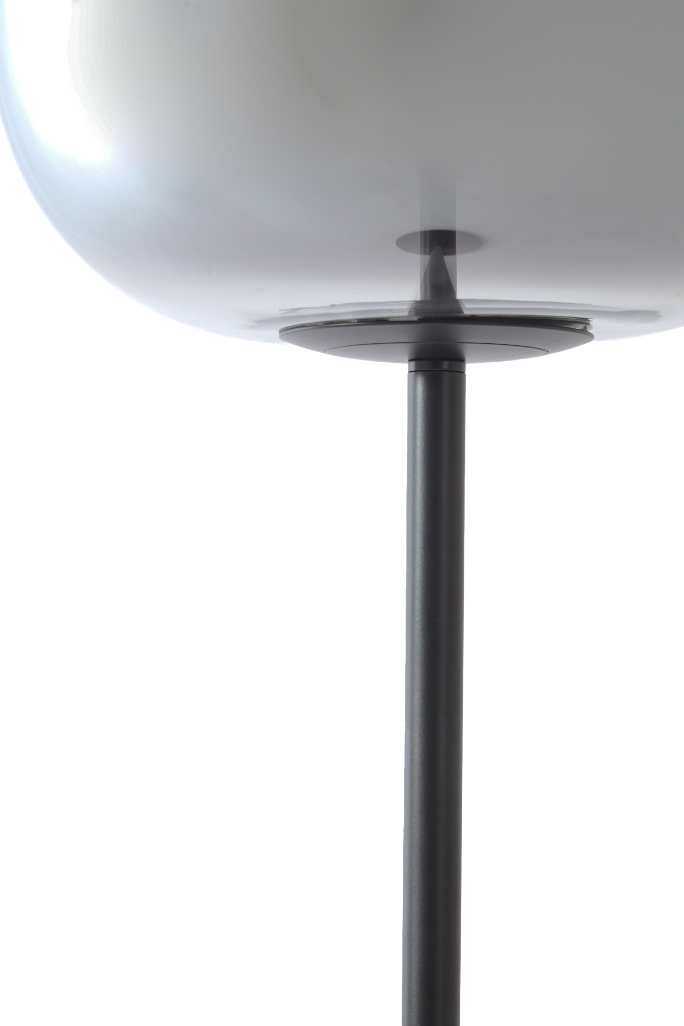 Lampadaire simple avec globe en verre fumé Light & Living Julia – Image 3