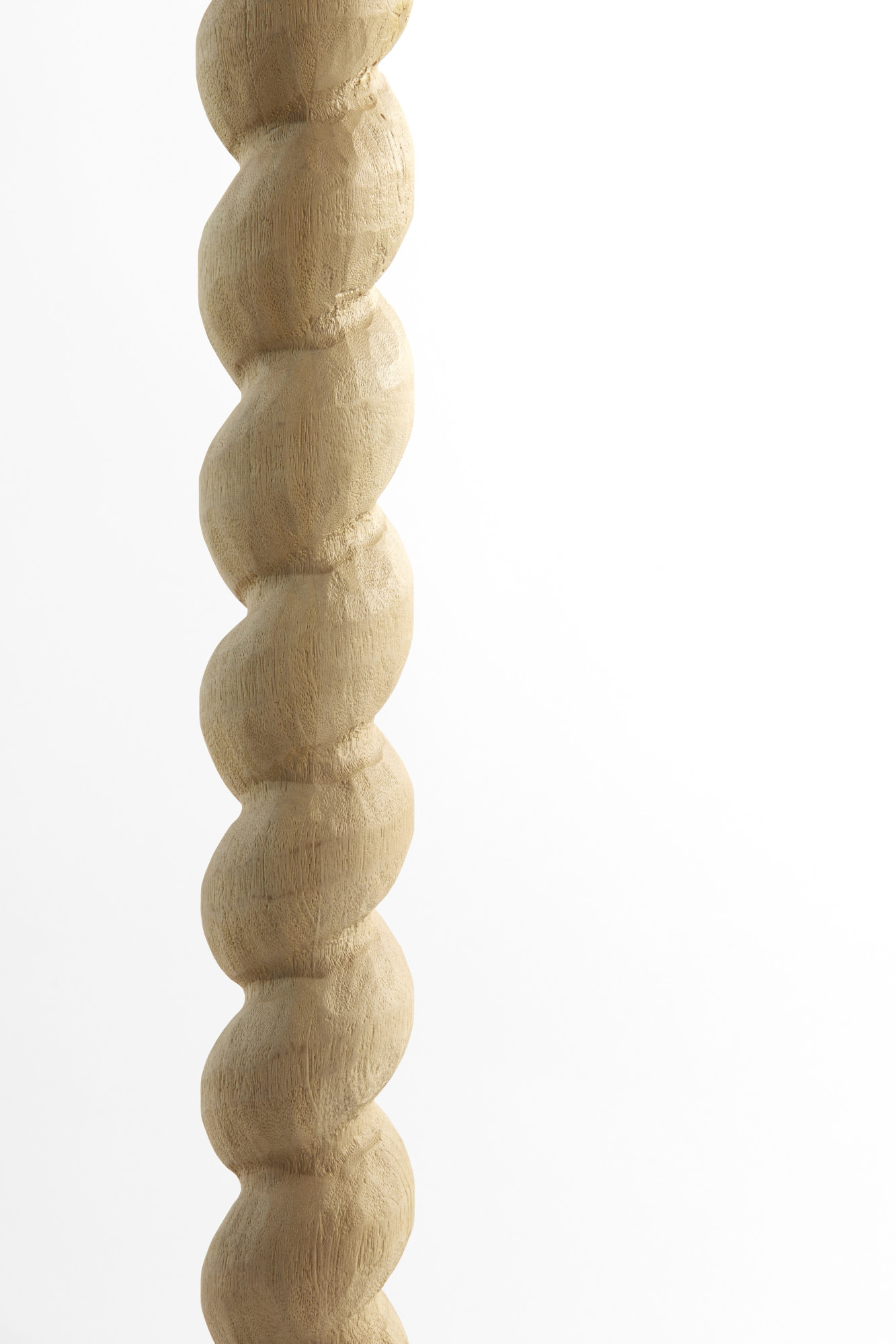 Piedestal de lampe en bois en forme de spirale Light & Living Nanno – Image 5