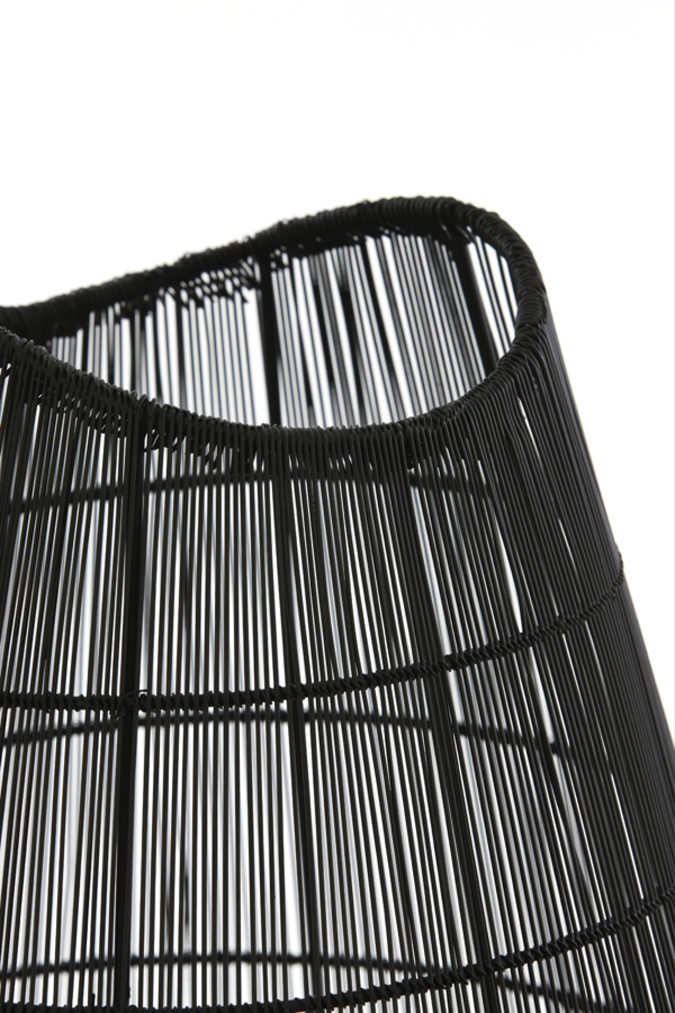 Lampadaire trépied noir avec abat-jour ovale filaire Light & Living Yumi – Image 6