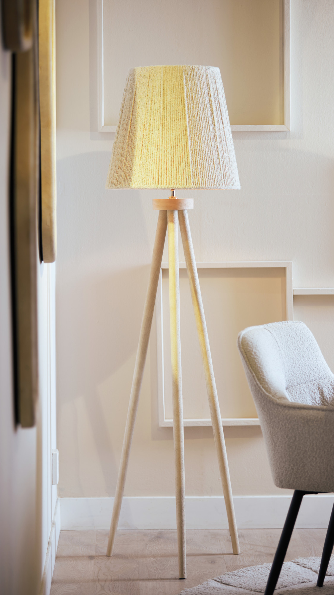 Abat-jour en tissu beige avec finition à nervures Light & Living Medana – Image 4