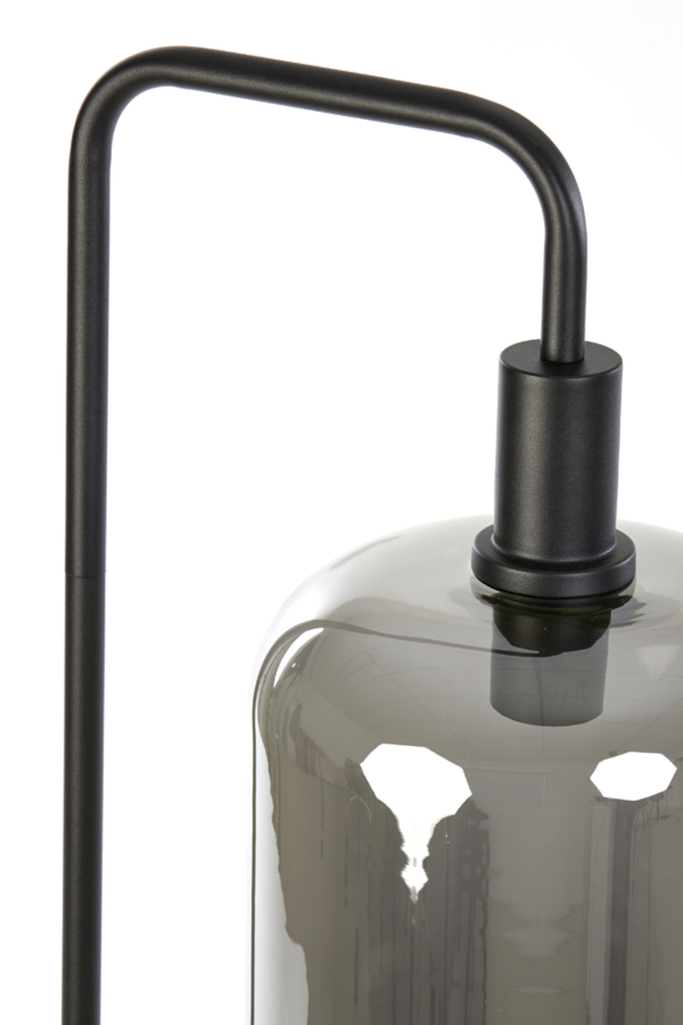 Lampadaire noir en verre fumé Light & Living Lekar – Image 7