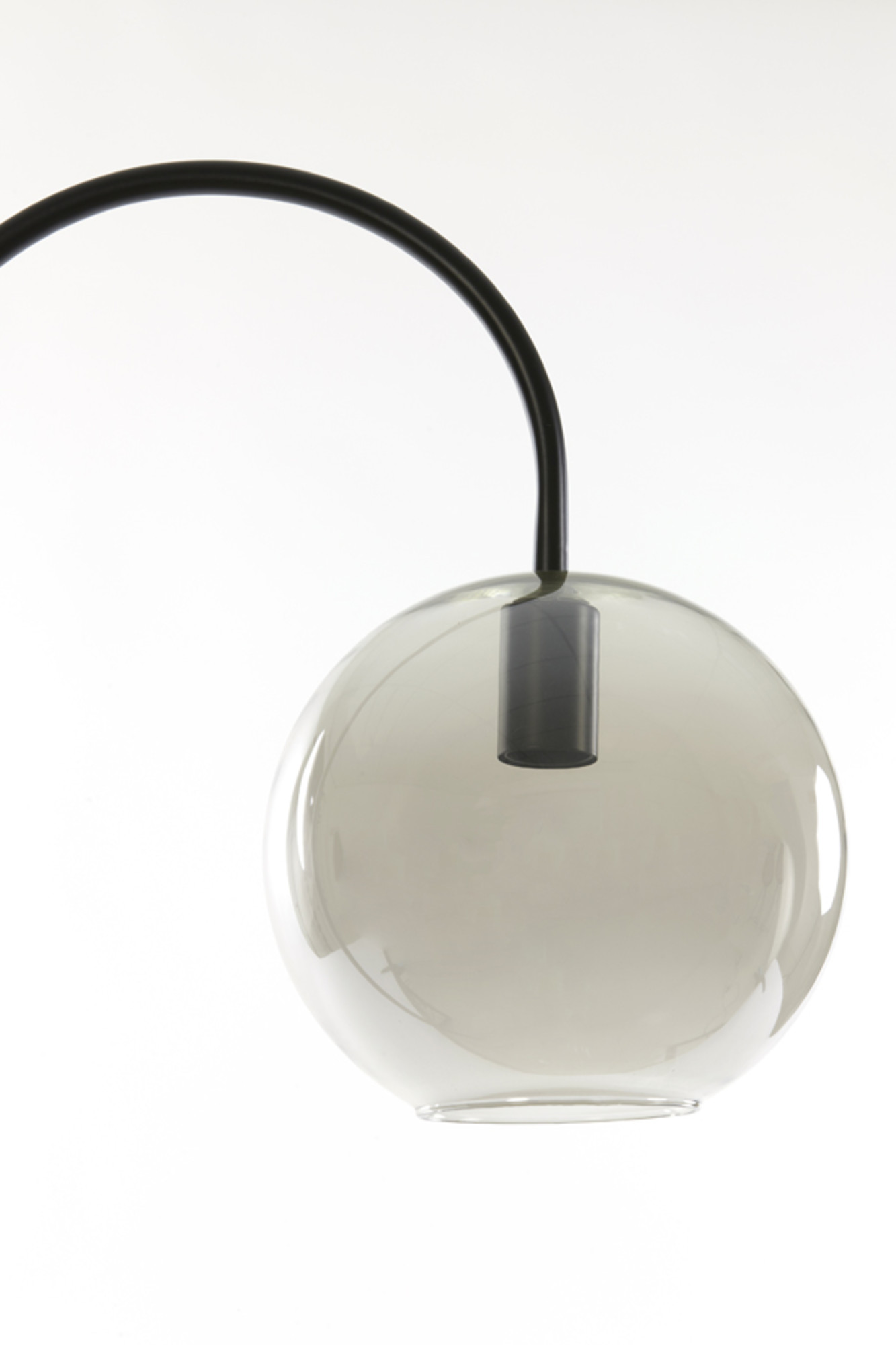 Lampadaire avec globe en verre fumé gris Light & Living Subar – Image 4