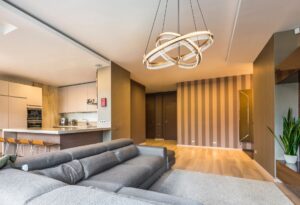 bellesuspensionluminaireavecélémentsdorésblondie-1