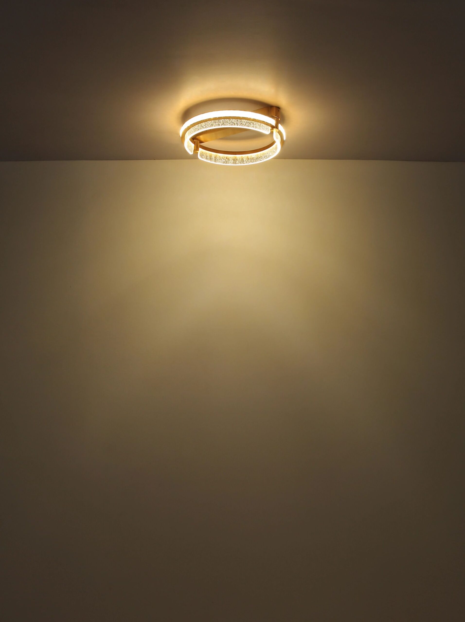 bellesuspensionluminaireavecélémentsdorésblondie-1