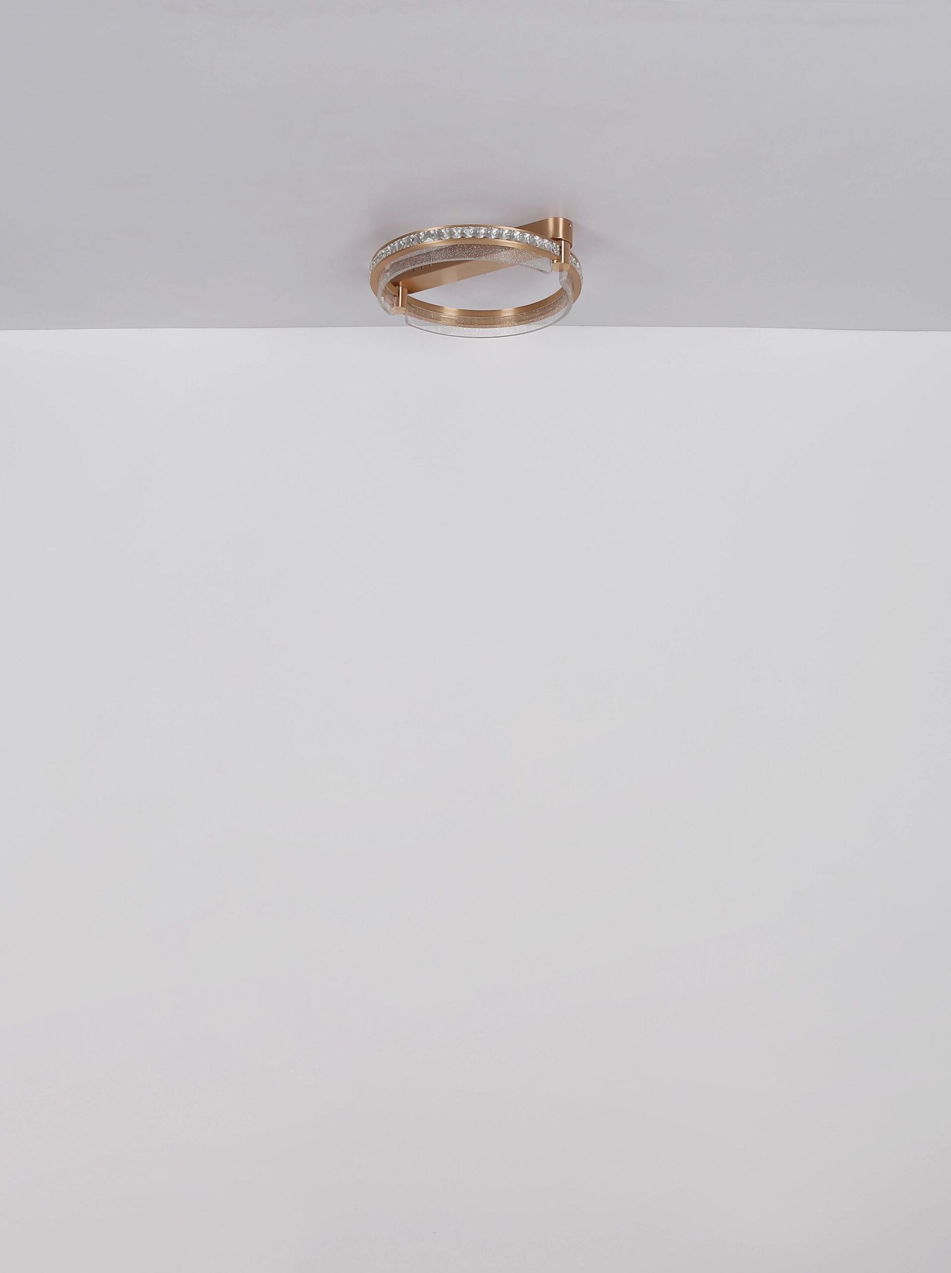 bellesuspensionluminaireavecélémentsdorésblondie-1