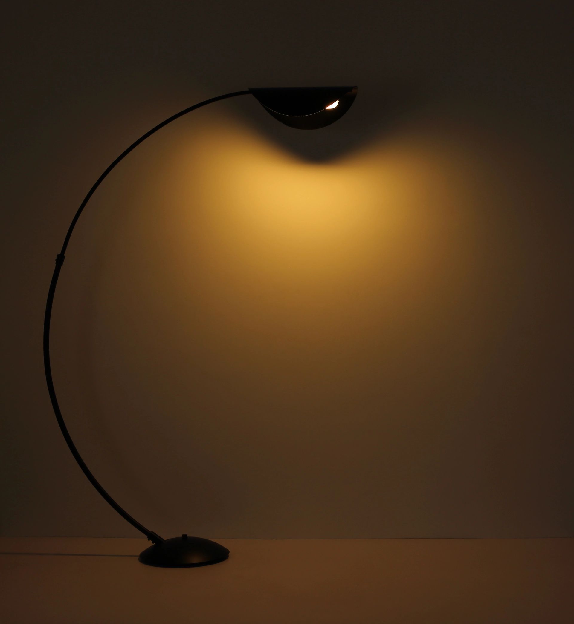 globo-lampedetable-robles-noir-métal-lampearquée-led-58032s-1