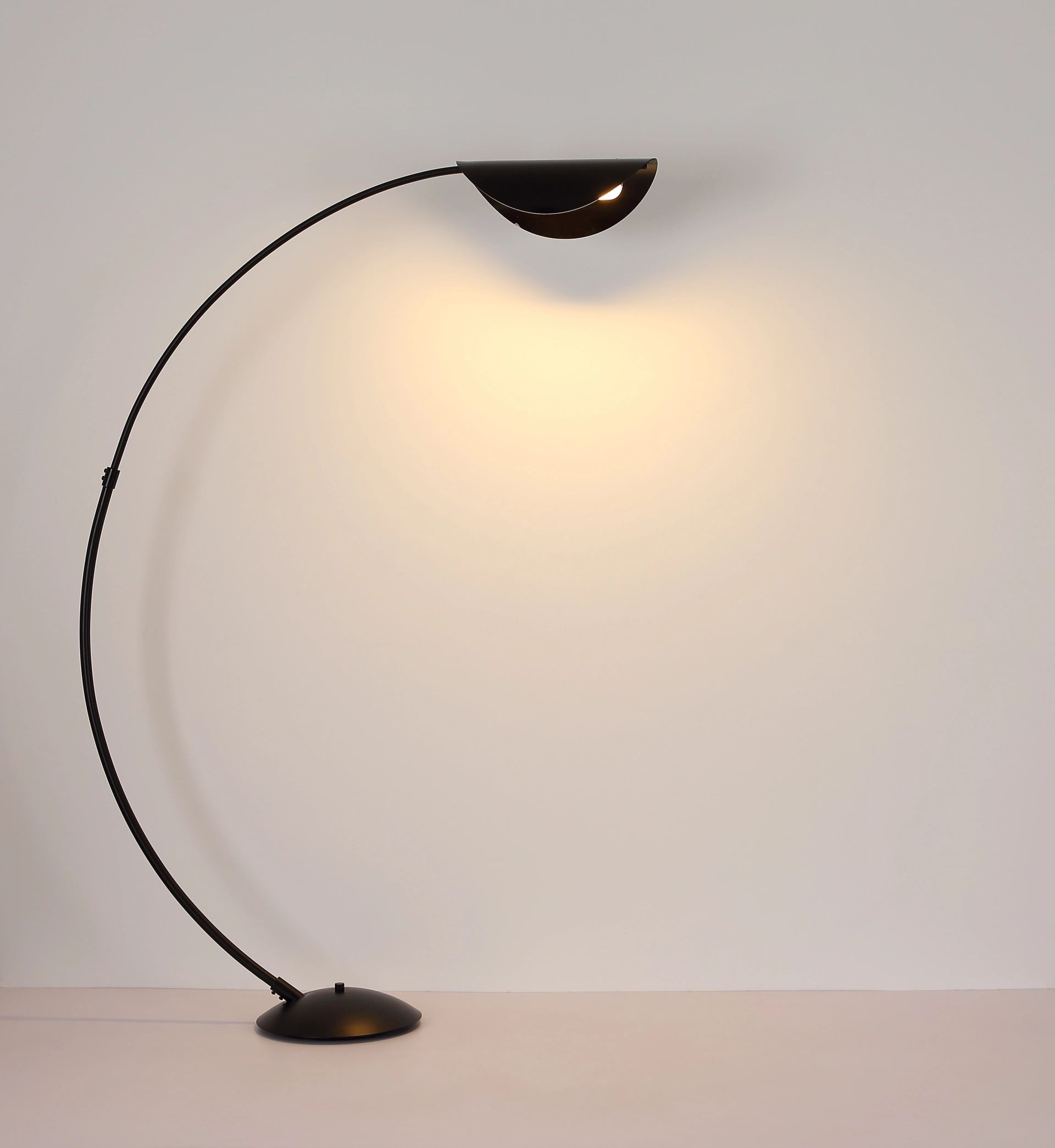 globo-lampedetable-robles-noir-métal-lampearquée-led-58032s-1