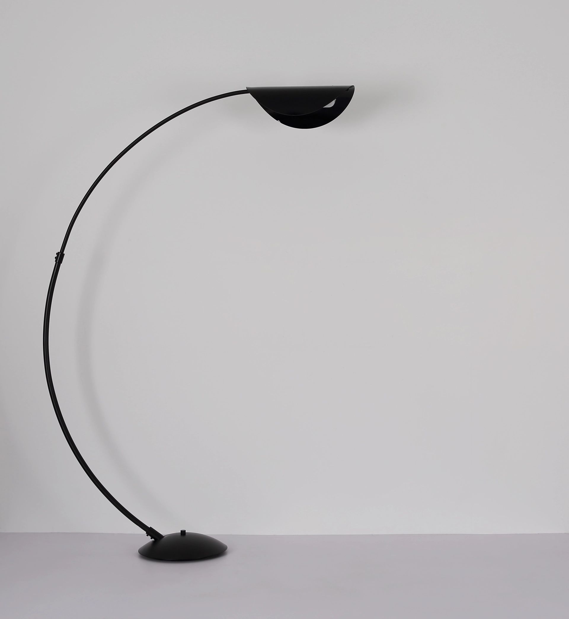 globo-lampedetable-robles-noir-métal-lampearquée-led-58032s-1