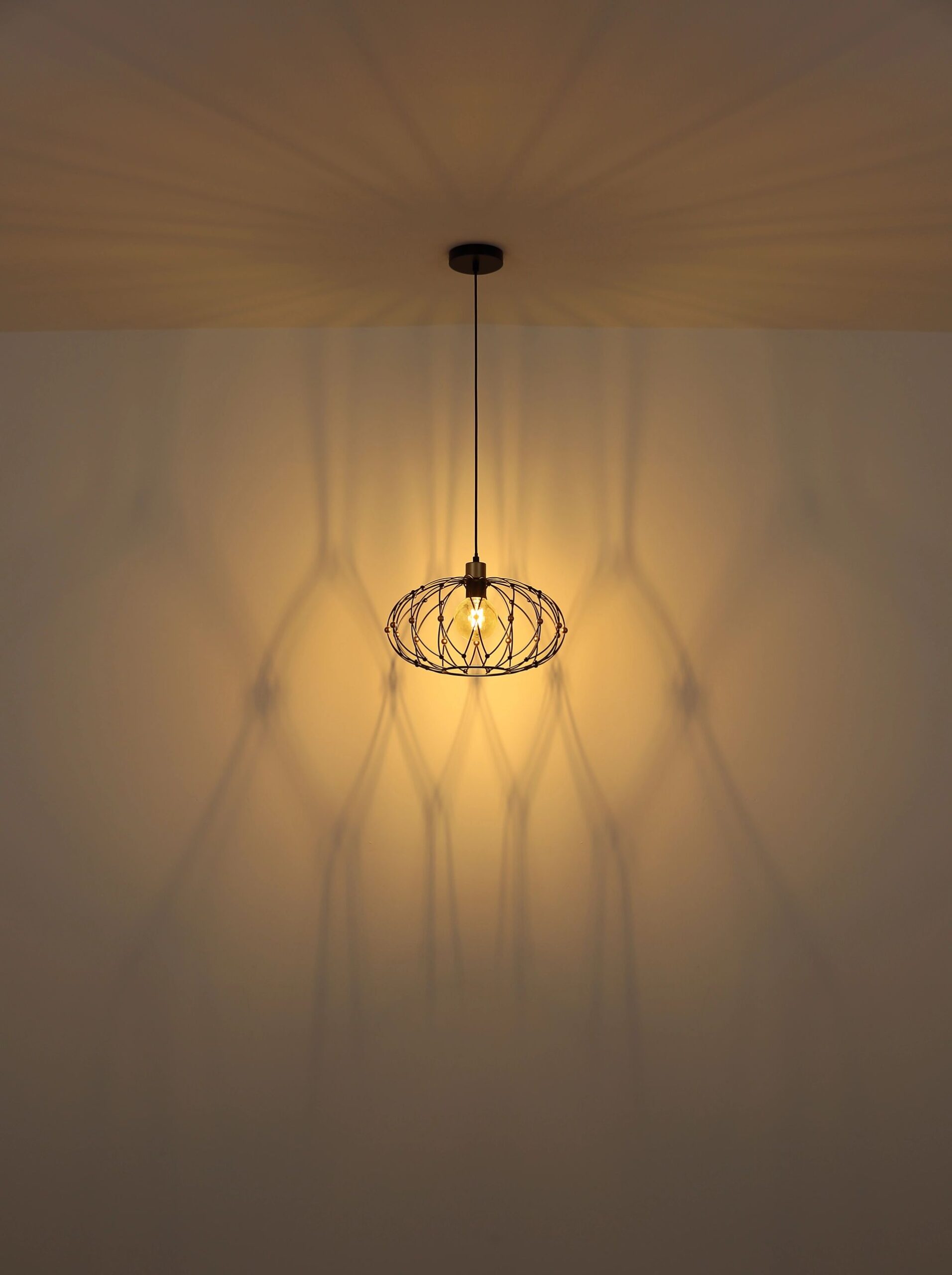 lampependanteindustriellevintageavecaccentsdorésgreys-1