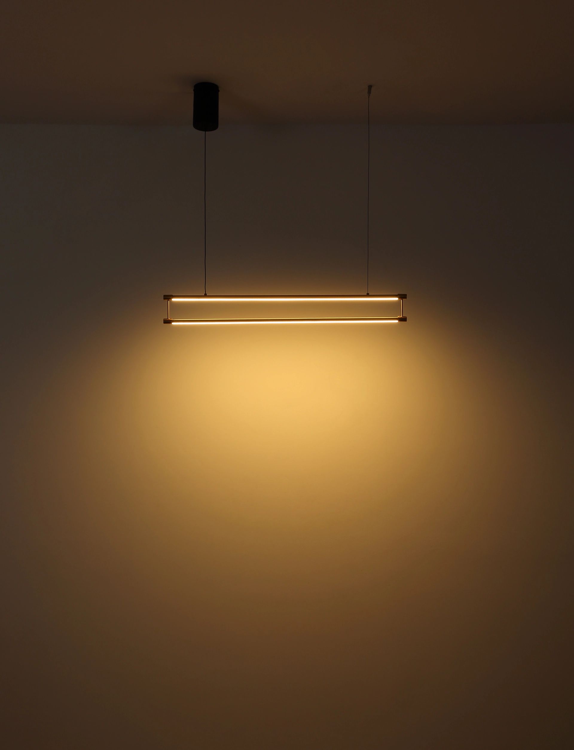 suspensionmodernenoireavecdétailsdoréskayson-1