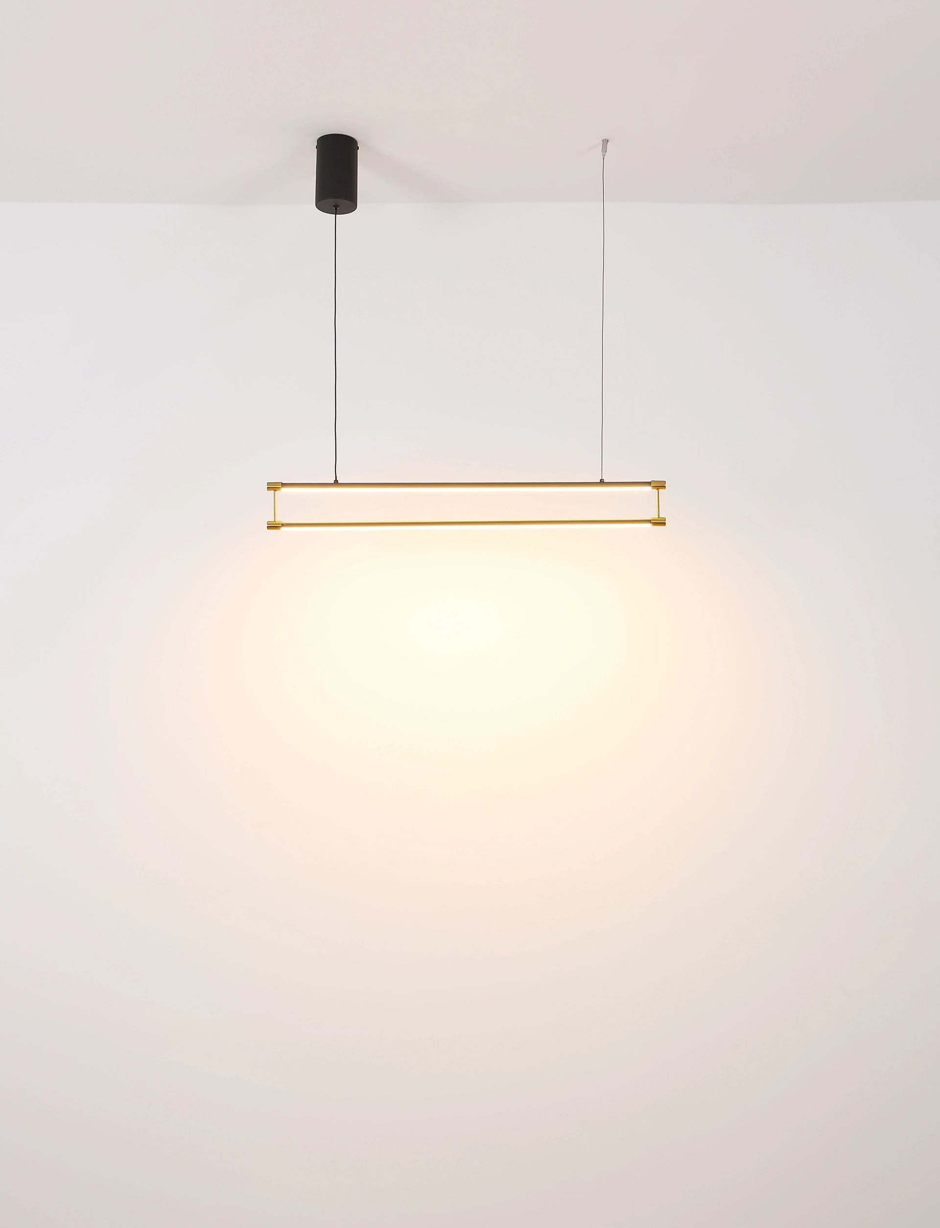 suspensionmodernenoireavecdétailsdoréskayson-1