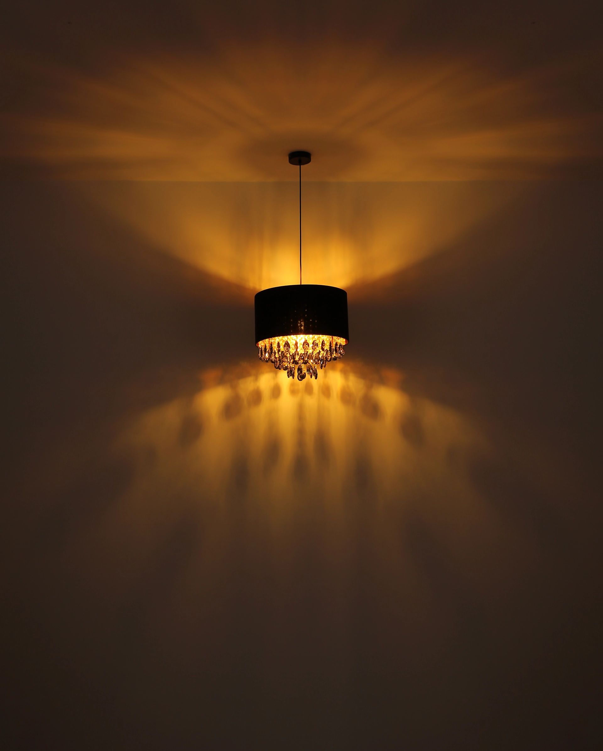 suspensionnoireavecdétailsdorésetcristal.coletta-1