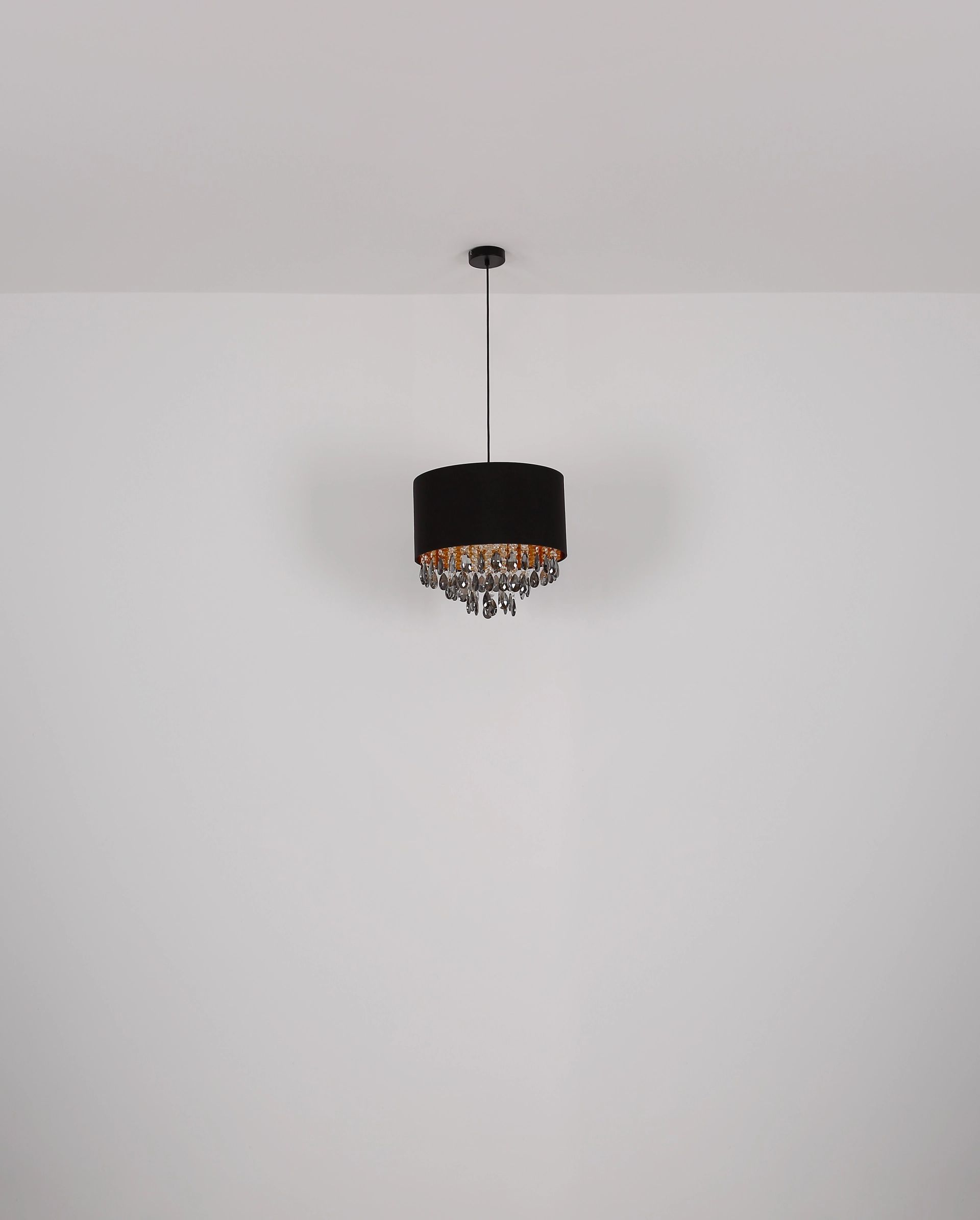 suspensionnoireavecdétailsdorésetcristal.coletta-1