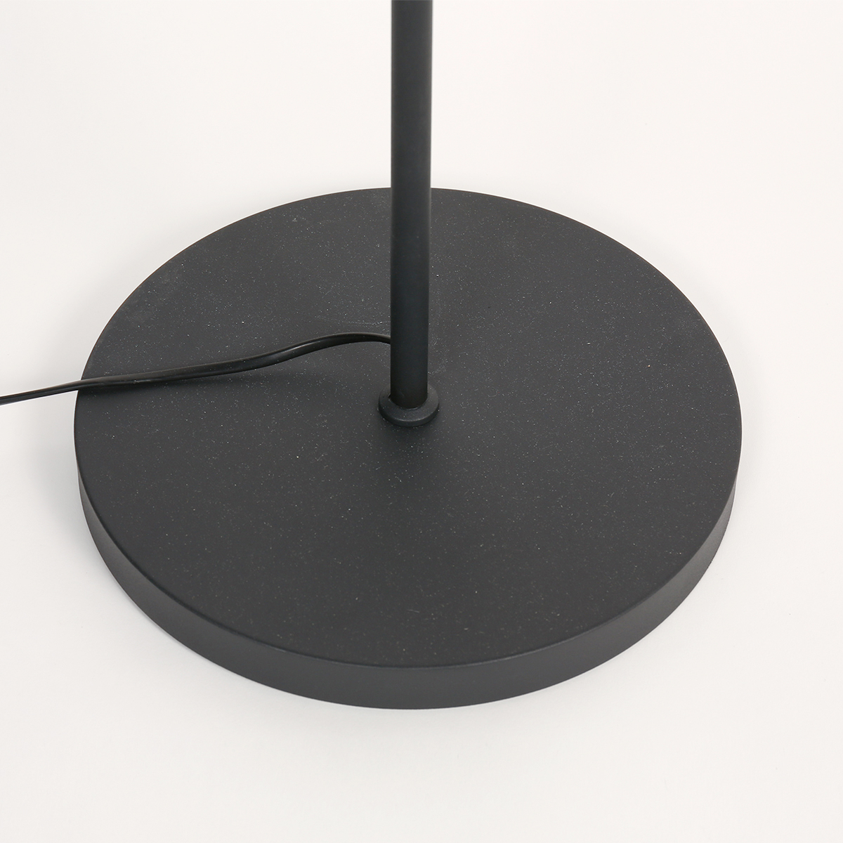 lampadairenoiravecdeuxabatjoursenbamboumexlitesumba-5