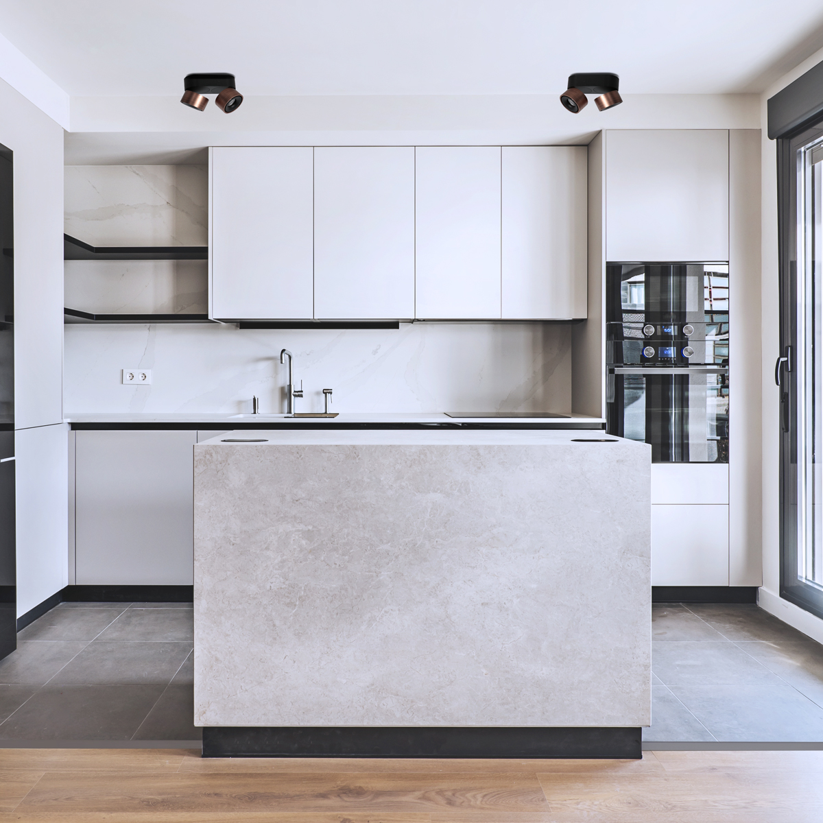Éclairez votre intérieur avec notre spot moderne en bronze, parfait ...
